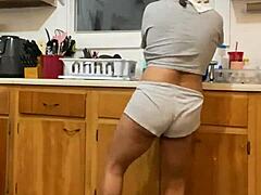 Anna Maria, une Latina mature, prise en train de laver la vaisselle devant la caméra