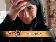 Lana James și Mosh, două milf uimitoare, se dezbracă pentru Playboy, dezvăluind frumusețea lor naturală