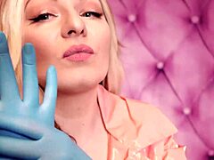 Aria Grander, en forførende MILF, bruker en fetisjistisk antrekk, inkludert en rosa PVC-kåpe og blå nitrilhansker, og viser frem de fantastiske kurvene sine i denne hjemmelagde videoen