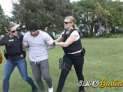काले अधिकारी सफेद पुलिस वाली पर हावी होते हुए समूह अंतरजातीय सेक्स करते हैं।