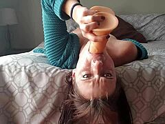 Liten hemmagjord video av mogen kvinna som gaggar på dildo upp och ner