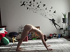 Аурора Уилоус показва извивките си в бикини по време на йога сесия