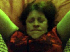 परिपक्व महिला कारमेन रेट्रो पीओवी वीडियो में मुख-मैथुन करती है।