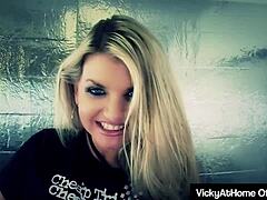 Vicky Vette, en fantastisk blondine, hengiver sig til selvfornøjelse og leverer en exceptionel titjob