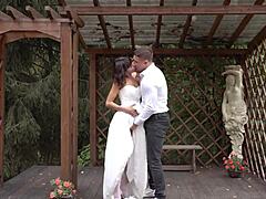 Bruden giver et blowjob og bliver kneppet på sin bryllupsdag i det fri