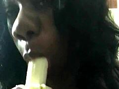 Érzéki MILF egy banán mélytorkos élvezetét élvezi