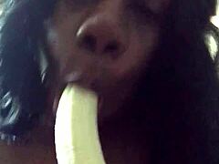 MILF sensual menikmati deepthroating pisang
