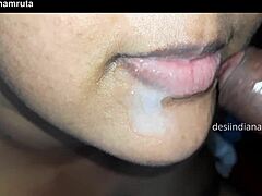 Zralá indická žena dostává velkou dávku do pusy