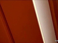 एक जर्मन दोस्त माँ ने उसे हस्तमैथुन करते हुए पकड़ लिया और बाथरूम में उसके साथ सेक्स करने दिया।