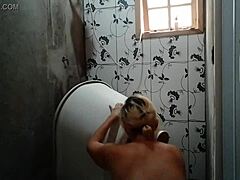 तारों की बाथटब में सेक्स की अतृप्त इच्छा