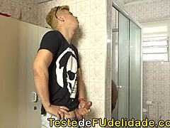 ब्राजीलियाई मिल्फ कोरोआ बाथरूम में अपनी बड़ी गांड चुदवाती हुई