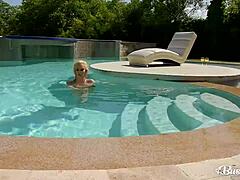 Des blondes matures et pulpeuses se laissent aller au plaisir de soi au bord de la piscine