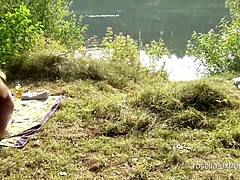 אישה מבוגרת מבלעת זרע ושתן בפומבי באגם שחייה