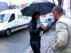 Una MILF amatoriale tedesca in pantaloni di pelle viene scopata durante un provino per strada