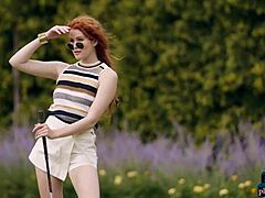 Heidi Romanova, o frumusețe roșcată uimitoare, se bucură de un joc de golf nud