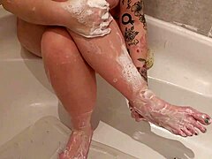 Wanita dewasa dengan sensual membersihkan jari kakinya
