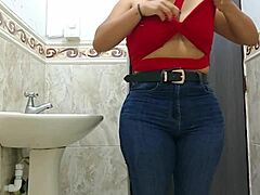 O cinegrafista negro filma a secretária madura no banheiro usando uma bunda grande e peitos grandes