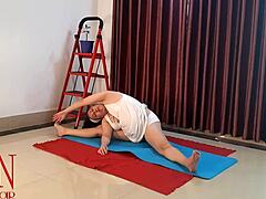 Een vrouw in wit ondergoed beoefent yoga in de sportschool