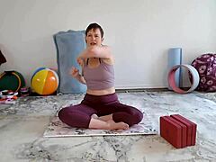 Aurora Willows leder en yogaklass för mogna kvinnor