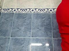 Video de acasă cu asistenta care se schimbă de haine în baie