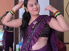 भारतीय चाची एक मांसल प्रेमी से डीपथ्रोट का आनंद लेता है