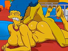 Marge, hospodyňka, zažívá intenzivní potěšení, když dostává horkou mrdku do zadku a stříká v různých směrech. Toto necenzurované anime představuje zralé postavy s velkými zadky a velkými kozy