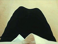 Σέξι πόδια με καμπύλες σε μαυρισμένο καλσόν και ψηλοτάκουνα πέδιλα POV με ήχους που χαϊδεύουν το πούτσο και μιλφ να βογκάει