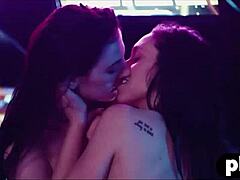 Seksi zrela ženska z majhnimi oprsji se sleče za svojo lezbično spremljevalko v izzivalnem črnem spodnjem perilu