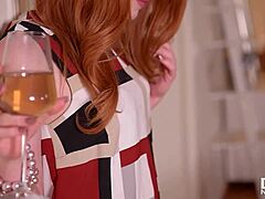Ella Hughes, egy érzéki vörös hajú, kristály dildóval kényezteti magát explicit videóban