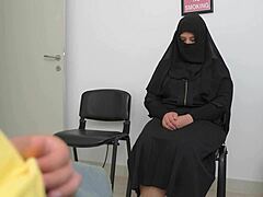 Зрелая арабка застает меня за мастурбацией в кабинете врачей