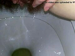 Amatérska MILF dostane detailný pohľad na svoj mokrý klitoris a prstovanie na záchode