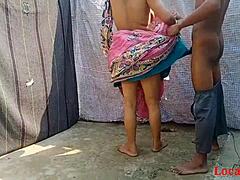 Amatør bengali bhabi blir slem på webkamera i rosa saree for Holi