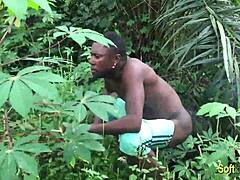 अफ्रीकी शौकिया जोड़ी झाड़ी में डॉगीस्टाइल सेक्स का आनंद लेती है