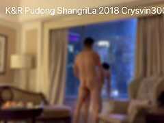 アジアのアマチュアカップルがドッグスタイルで情熱的なセックスを楽しんでいます