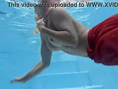 Blond milf s prirodzenými prsiami predvádza svoje telo v bazéne