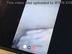 Moden spansk MILF får en creampie efter at have vist sin tunge på webcam