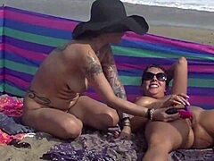 Pasangan ekshibisionis sensual mengungkapkan ketelanjangan mereka di pantai
