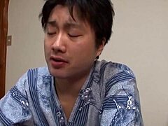 Pertemuan seksual pertama ibu tiri MILF Jepang dengan kekasih yang lebih muda