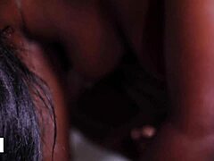 अफ्रीकी माँ और आबनूस बेब अंतरंग लेस्बियन मीटिंग में