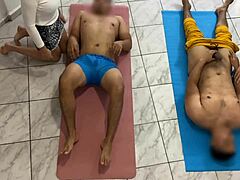 Soția sexy primește un masaj de la soțul ei, dar oferă servicii suplimentare penisului său mare