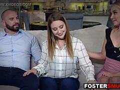 Отчим и сводная сестра занимаются жесткой сексом втроем с падчерицей
