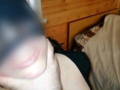 امرأة ناضجة تلبي رغباتها في ممارسة الجنس على الوجه وتلمسها