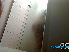 Um casal amador usa um chuveiro de gás com seios naturais e sexo anal