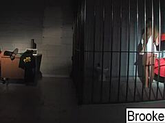 Brooke Brand Banner igra v vročem porno videu kot policistka in zapornica