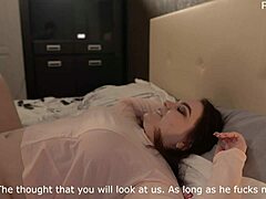 एक युवा पत्नी से कामुक हैंडजॉब और मौखिक सेक्स उसकी योनि को भरते हुए देख रही है