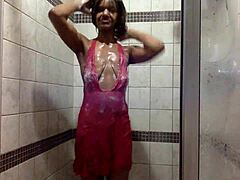 Младата чернокожа майка се къпе под мокър душ и се забавлява в розови дантела