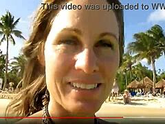 सॉफ्टकोर वीडियो में एकल समुद्र तट बेब दिखा रहा है
