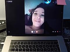 Leyva Hot Ctdx, en barmfagre spansk milf, blir slem på webkamera med fansen sin