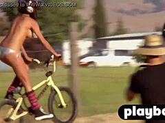 O femeie cu fund mare pozează în aer liber într-un videoclip de sex lesbian