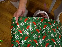 मिस्टी मीनर एल्फ की बड़ी गांड को थप्पड़ मारती है और क्रिसमस के लिए उसकी योनि को भर देती है